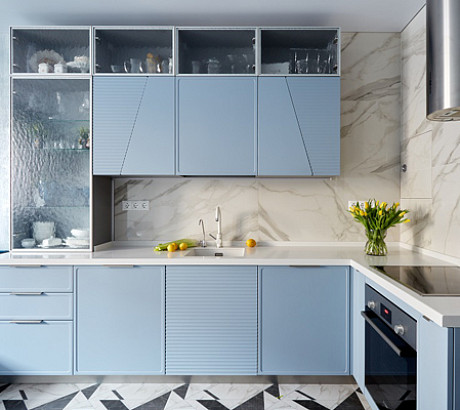 Небесно-голубая кухня с фрезеровкой и диагональными линиями