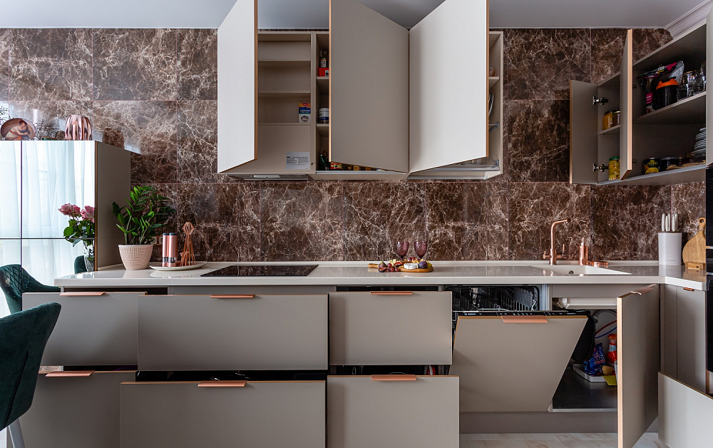 Г-образная кухня с бархатистыми фасадами