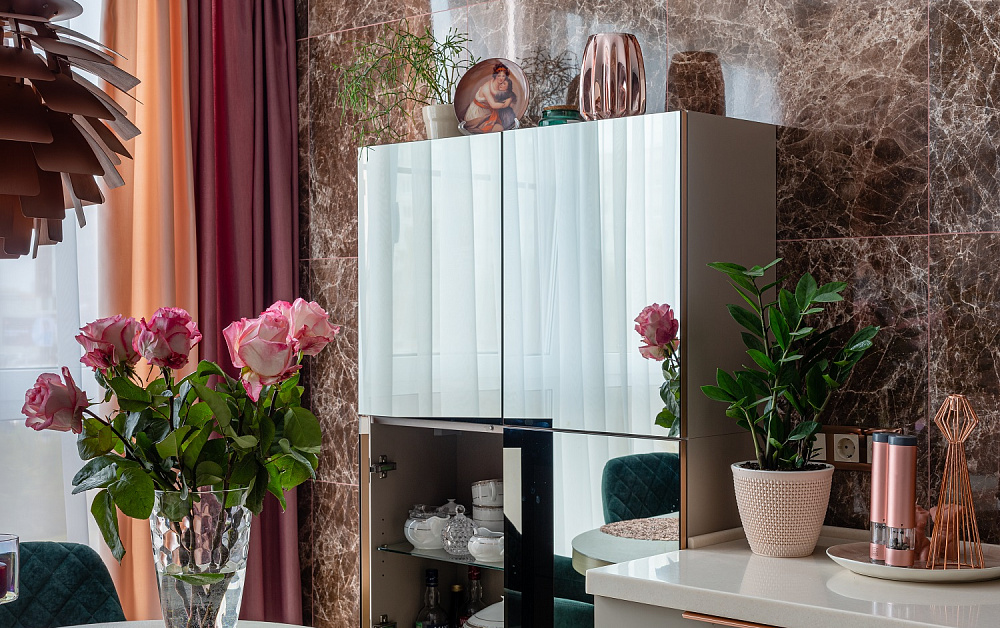 Г-образная кухня с бархатистыми фасадами