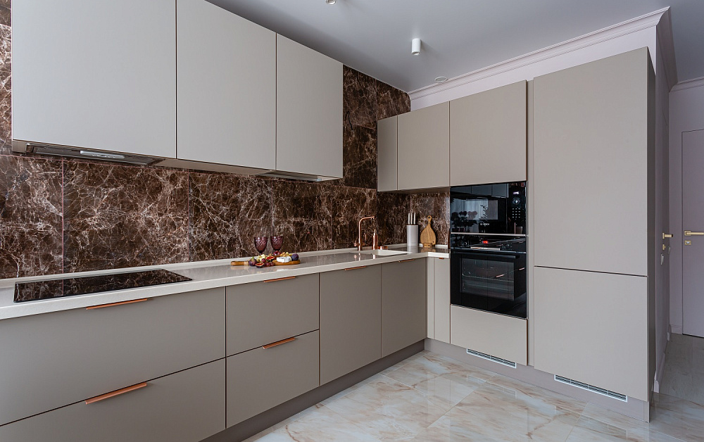 Г-образная кухня с бархатистыми фасадами