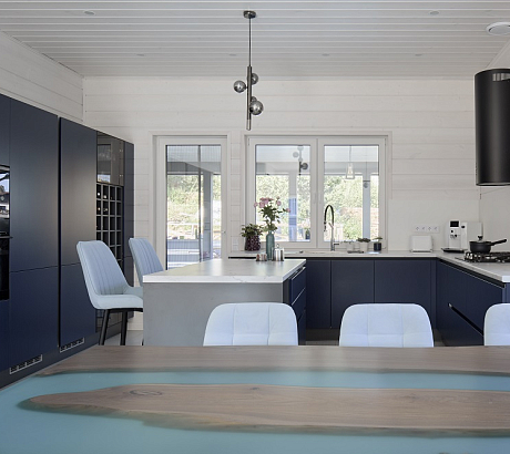 Бело-синяя кухня для гонщика Никиты Шикова