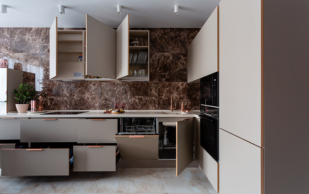 Г-образная кухня с бархатистыми фасадами